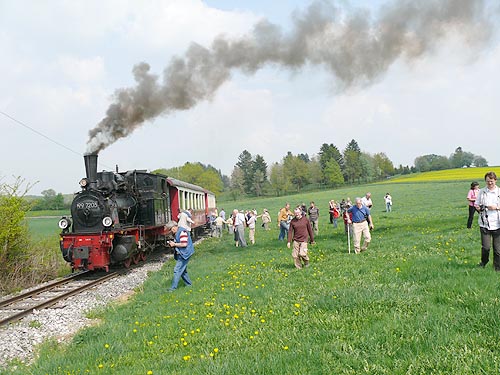 Christen bei der Bahn beim Alb-Bähnle